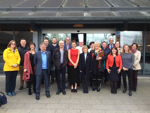 17 skoleledere fra Wales, en fransk delegation bestående af to internationale koordinatorer fra Faculté des Métiers de Rennes sammen med Claus Græns, køkkenchef på Comwell Hotel.